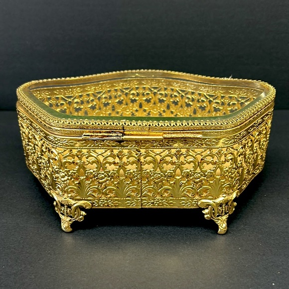 Vintage large brass Ormolu / filigree beveled glass lidded jewelry cask… - Picture 8 of 14